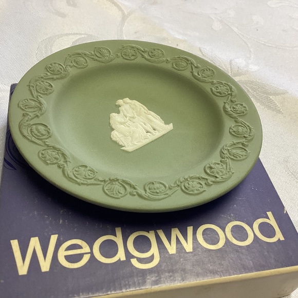 Vintage Wedgewood sage and ivory  trinket dish boxed - Picture 1 of 5